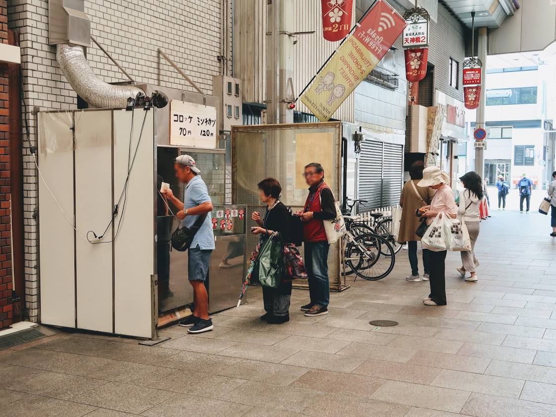 コロッケ中村屋のお店の行列