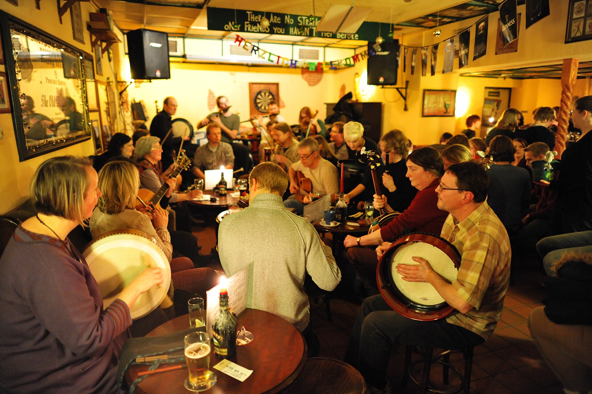 アイリッシュパブのセッション風景。手前にバウロン、奥にフィドルやバンジョー（ハンブルク「The Old Dubliner」）（Photo: Hinnerk Rümenapf / CC BY-SA 3.0）