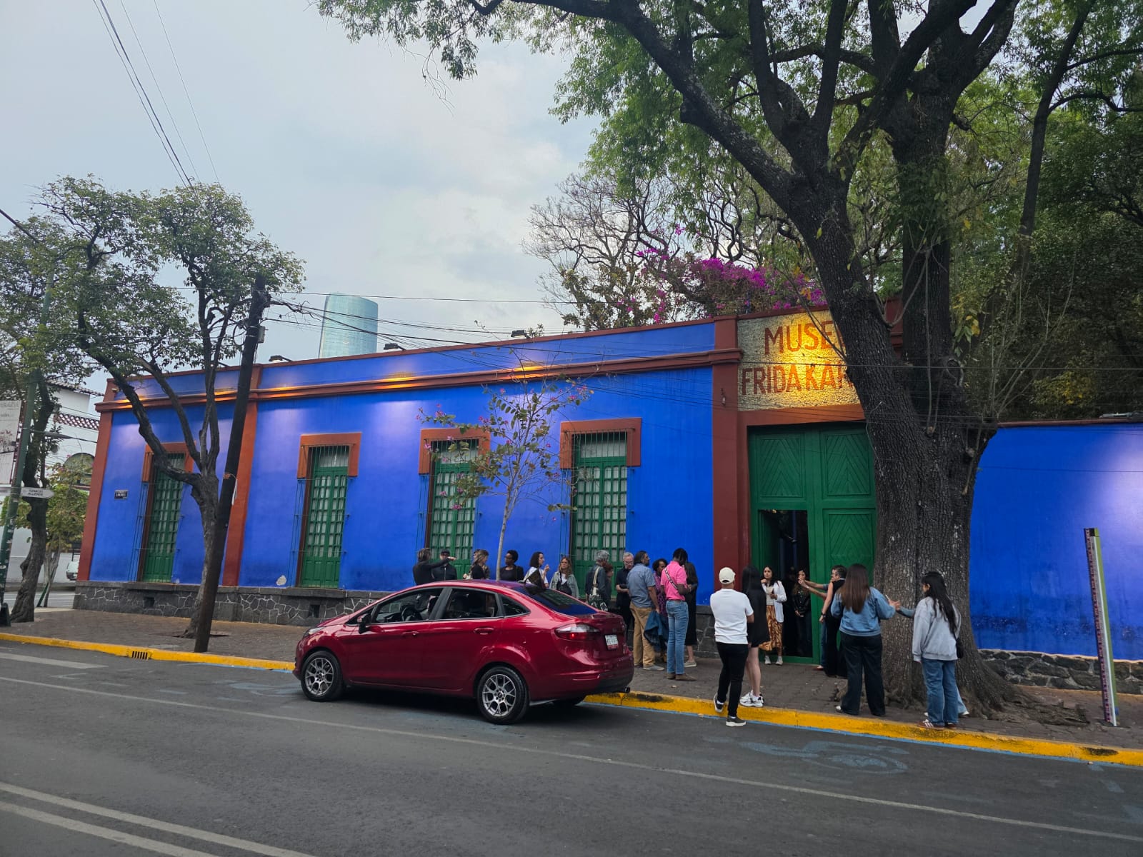 現在は「フリーダ・カーロ博物館」として公開されている生家カサ・アスール(青い家)。メキシコシティ、コヨアカン地区