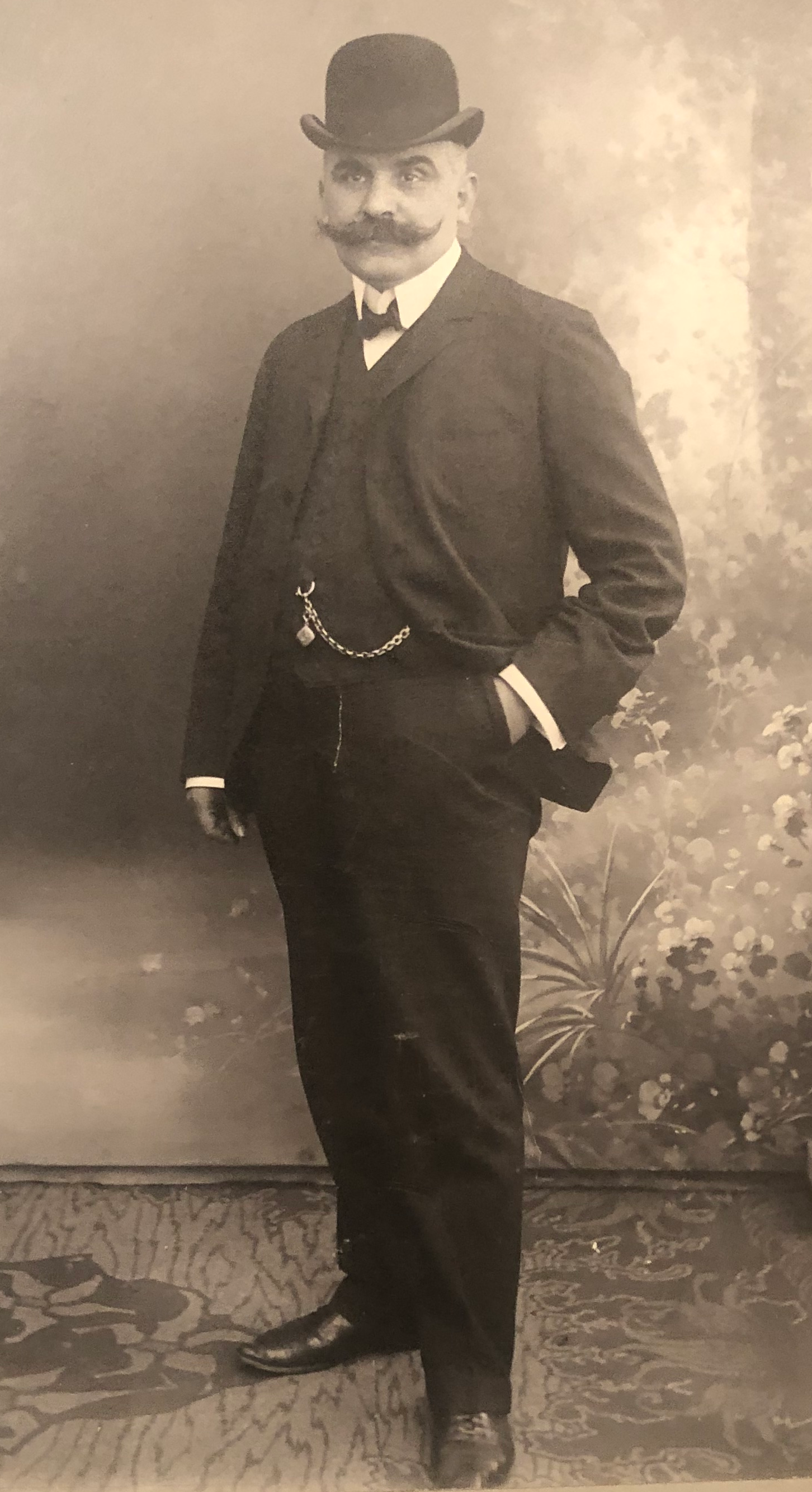 山高帽をかぶった男性の肖像写真(1910年頃)。マグリットが絵の中に繰り返し描いたのは、こういう「どこにでもいる紳士」の姿でした