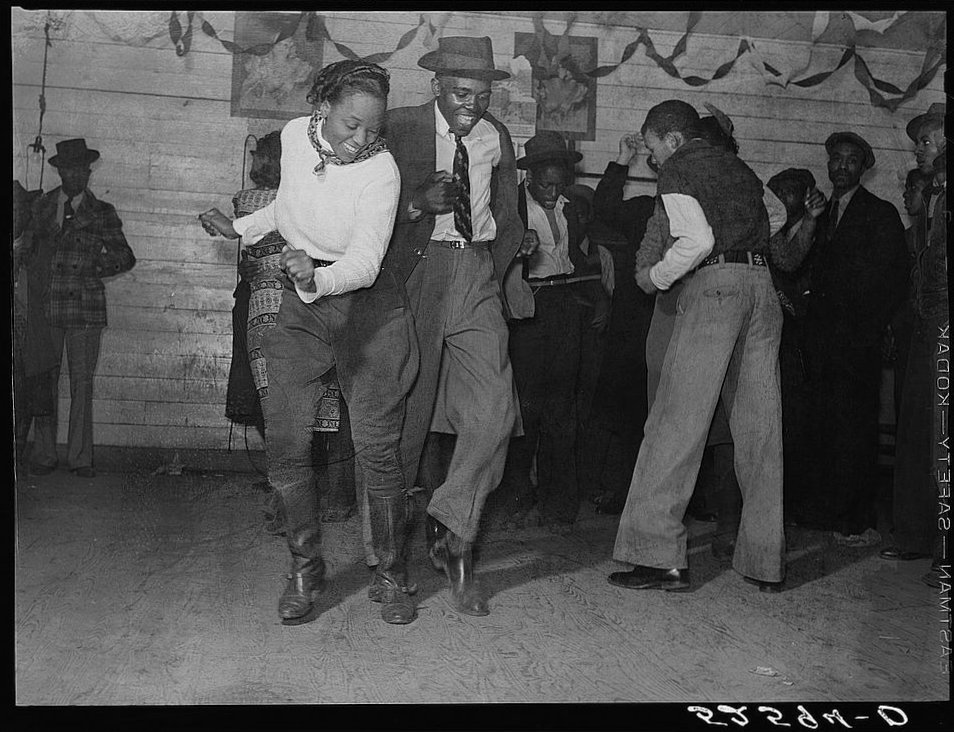 土曜の夜、ミシシッピ州クラークスデイル郊外のジューク・ジョイントで踊る人々(1939年撮影)