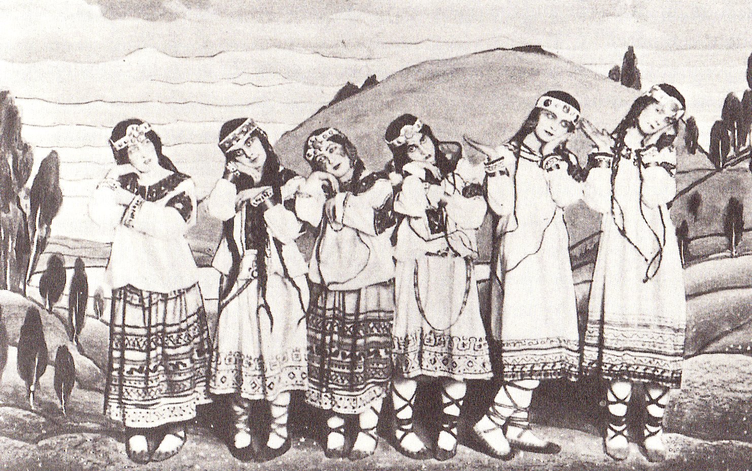 『春の祭典』初演時の踊り手たち(1913年)。衣装と背景はニコライ・レーリヒ