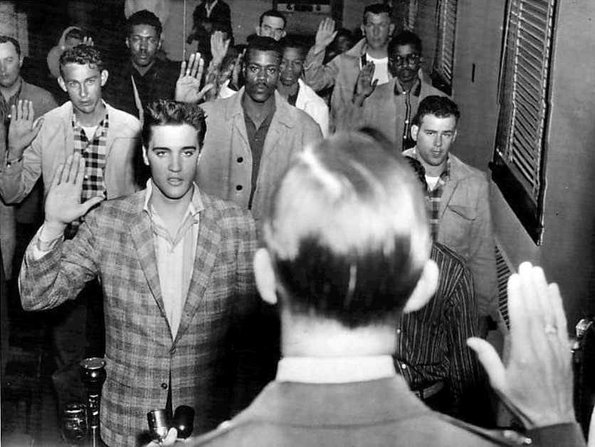 アメリカ陸軍に入隊し、宣誓するエルヴィス・プレスリー（1958年3月）