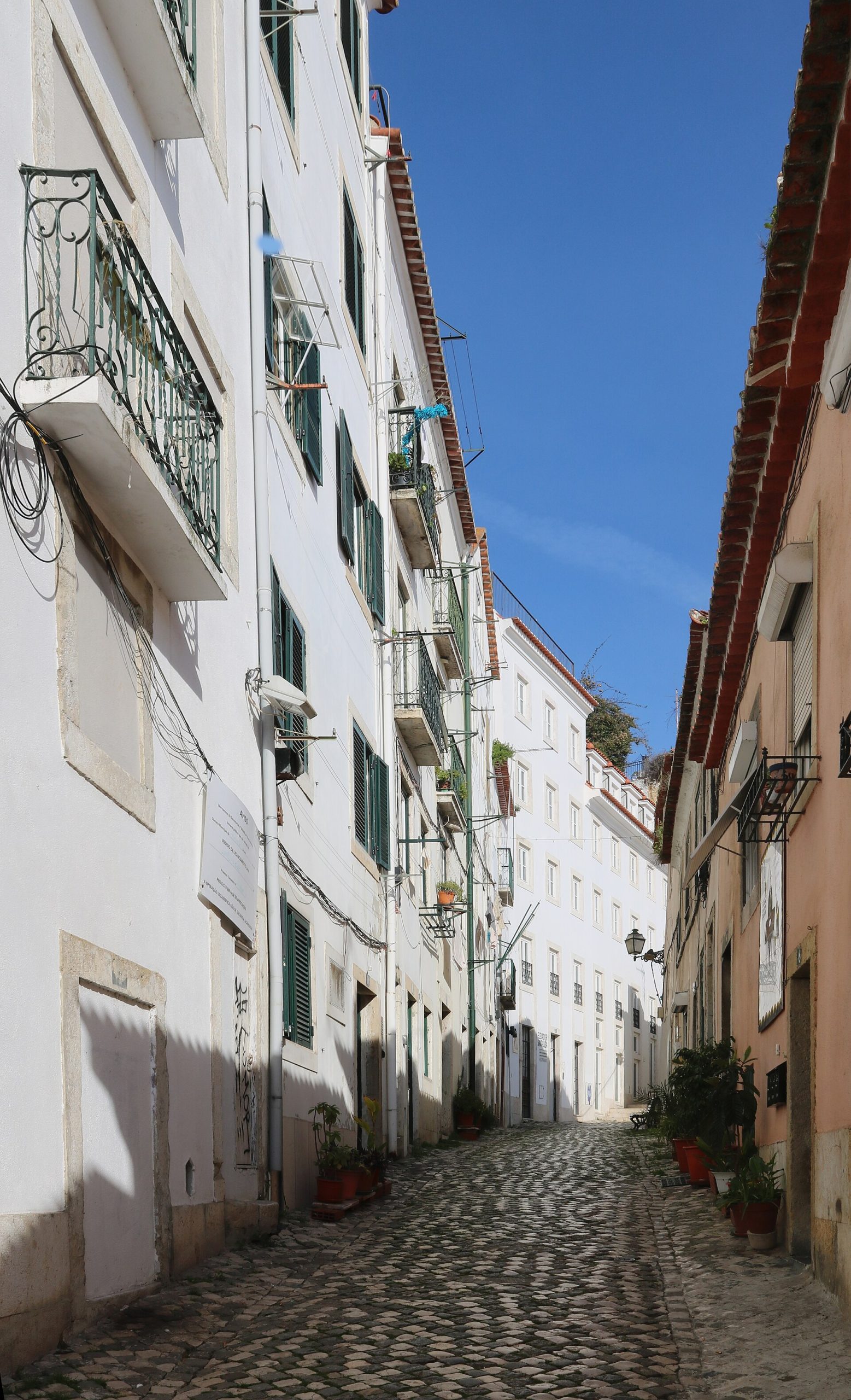 リスボン、アルファマ地区の路地（Photo: Ingo Mehling / CC BY-SA 4.0）