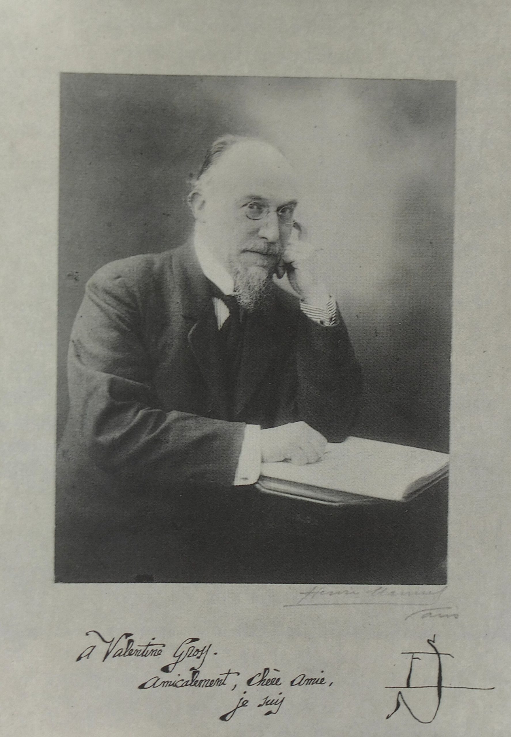 エリック・サティ（1920年ごろの肖像写真）