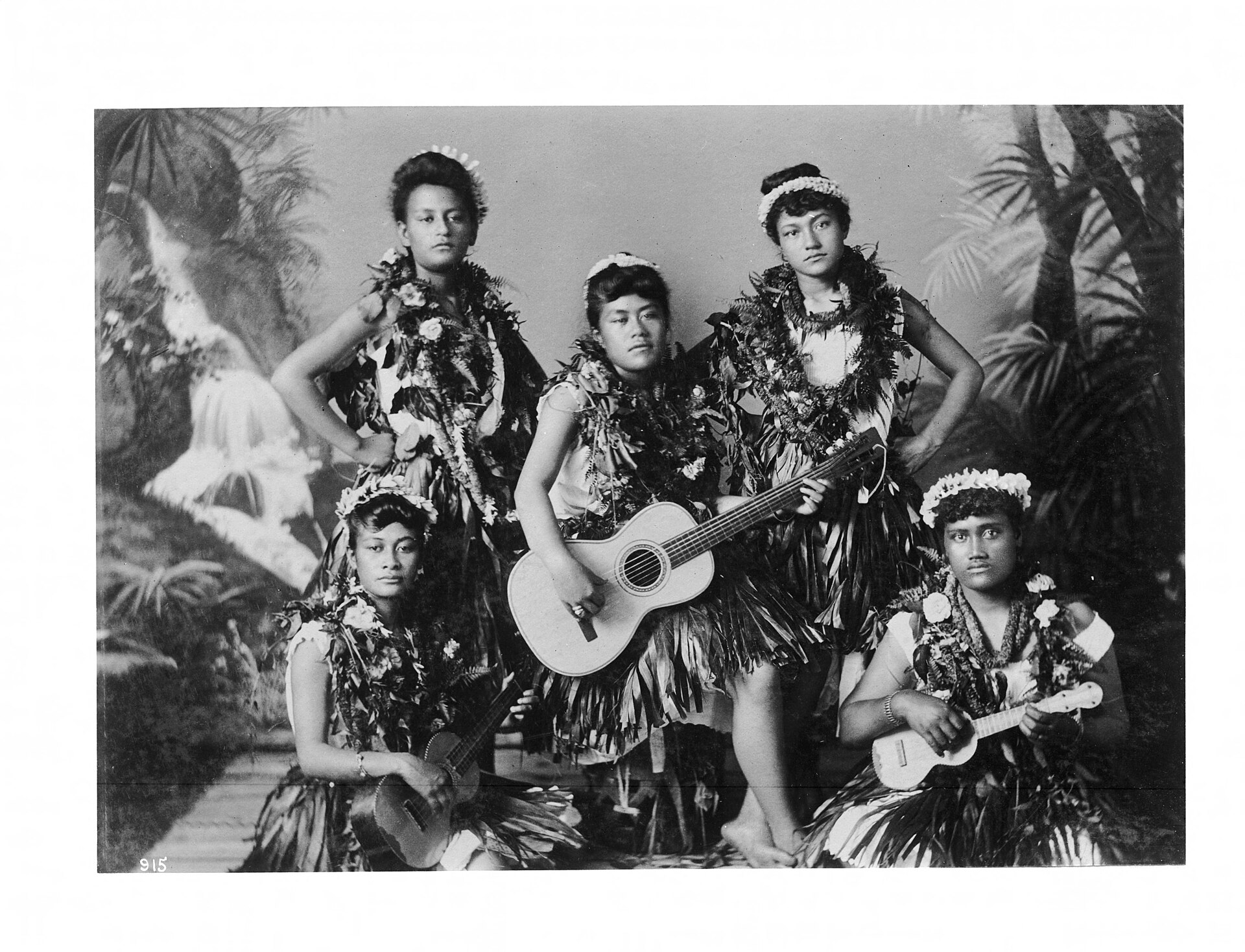 ギターとウクレレを持つハワイの女性音楽家とダンサーたち（1907年）