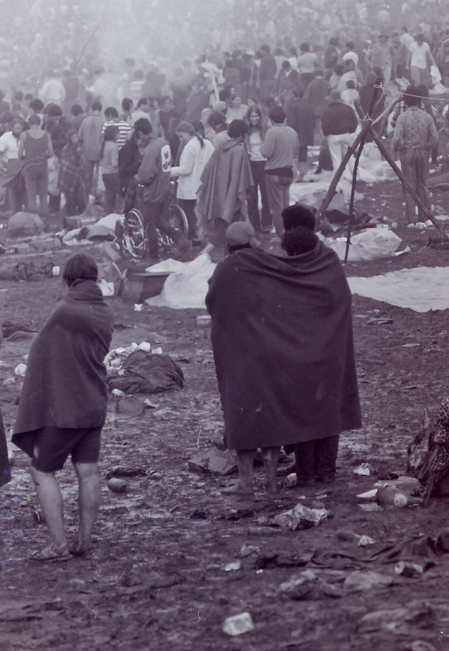 雨のあとの会場で毛布にくるまる観客たち(1969年)