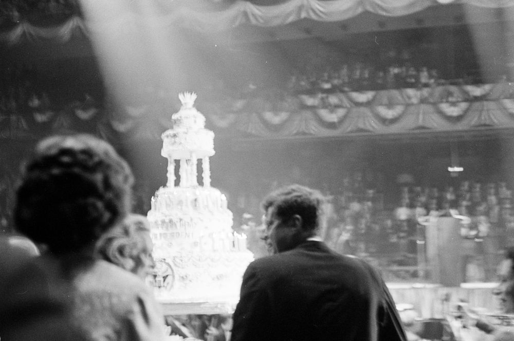 祝賀会の巨大な誕生日ケーキと、ケネディ大統領（1962年5月）