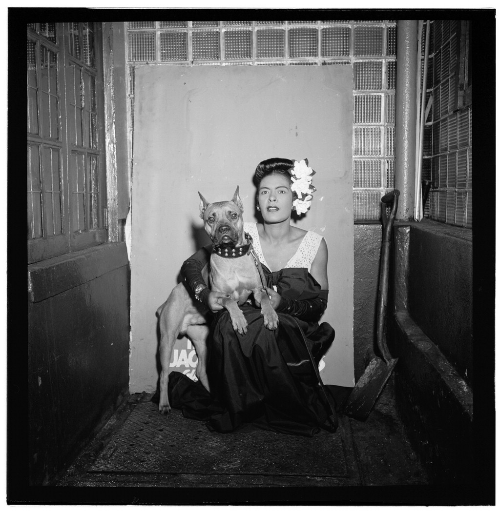 愛犬ミスターと一緒のビリー・ホリデイ(1947年ごろ、Photo: William P. Gottlieb)