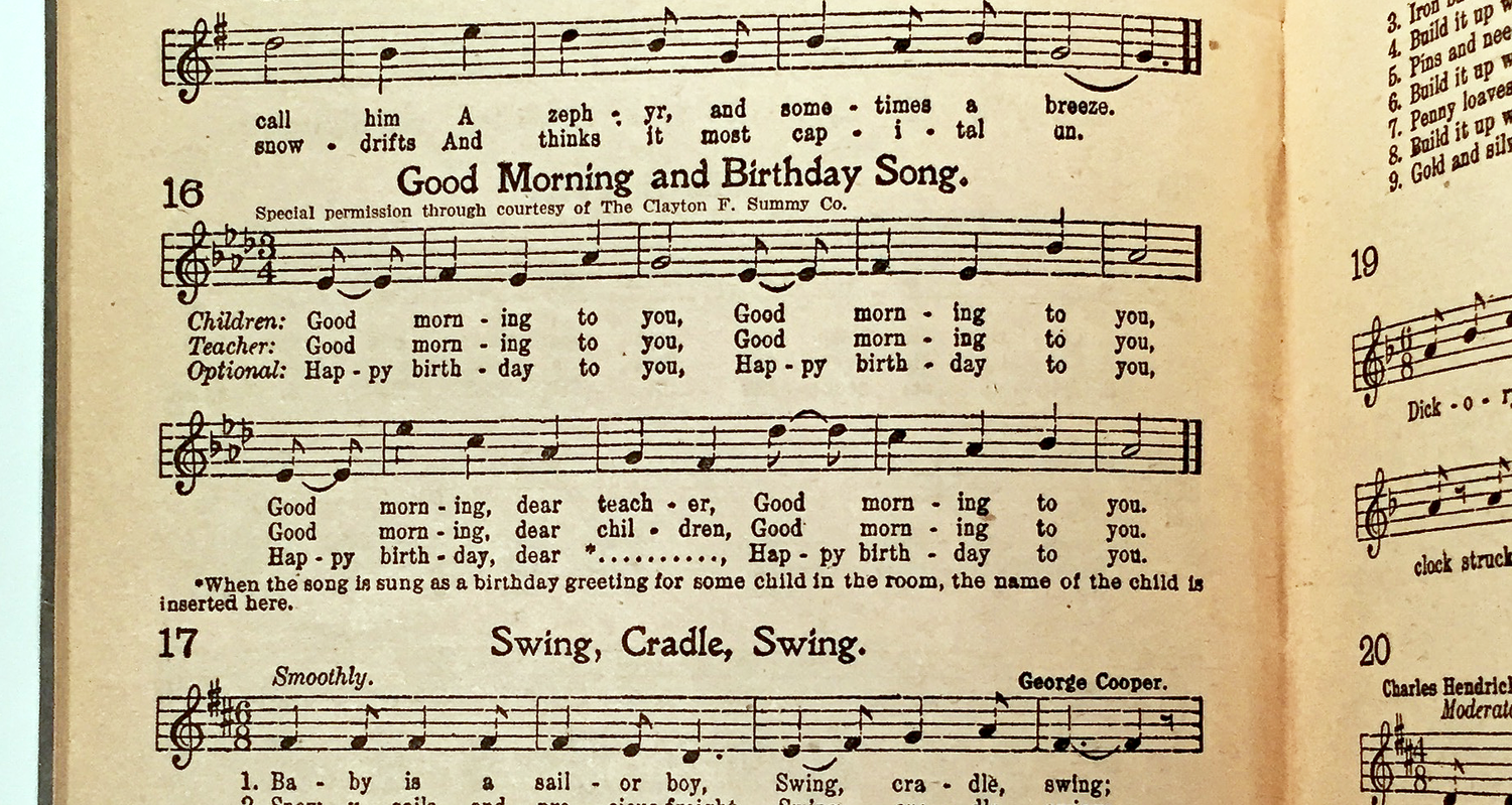 1922年の歌集に載った「おはようと誕生日の歌」。3段目に、誕生日を祝う歌詞が「オプション」として添えられている