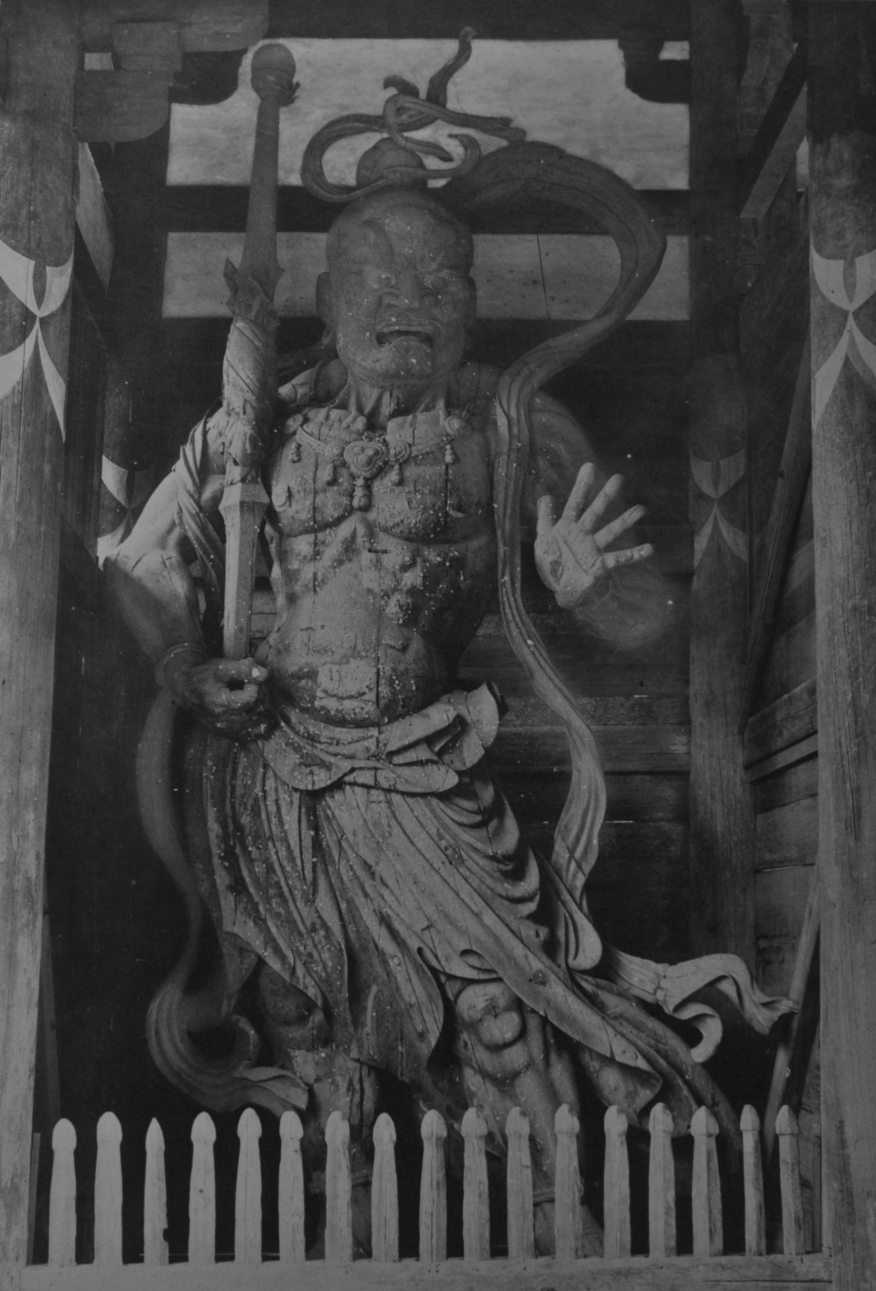 東大寺南大門『金剛力士像』阿形(あぎょう)。口を開いた像で、門をくぐって左手に立つ(1915年刊行の写真)