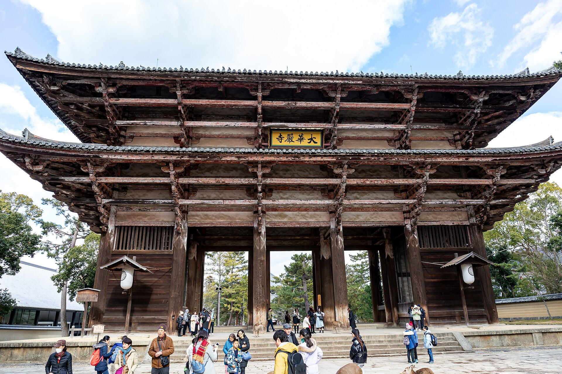 東大寺南大門。2体の金剛力士像は、この門の柱のあいだに立っている