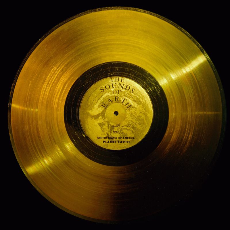 90分の音楽を金のレコードに刻んで宇宙へ——ボイジャー「ゴールデンレコード」にバッハとチャック・ベリーが並んだ理由
