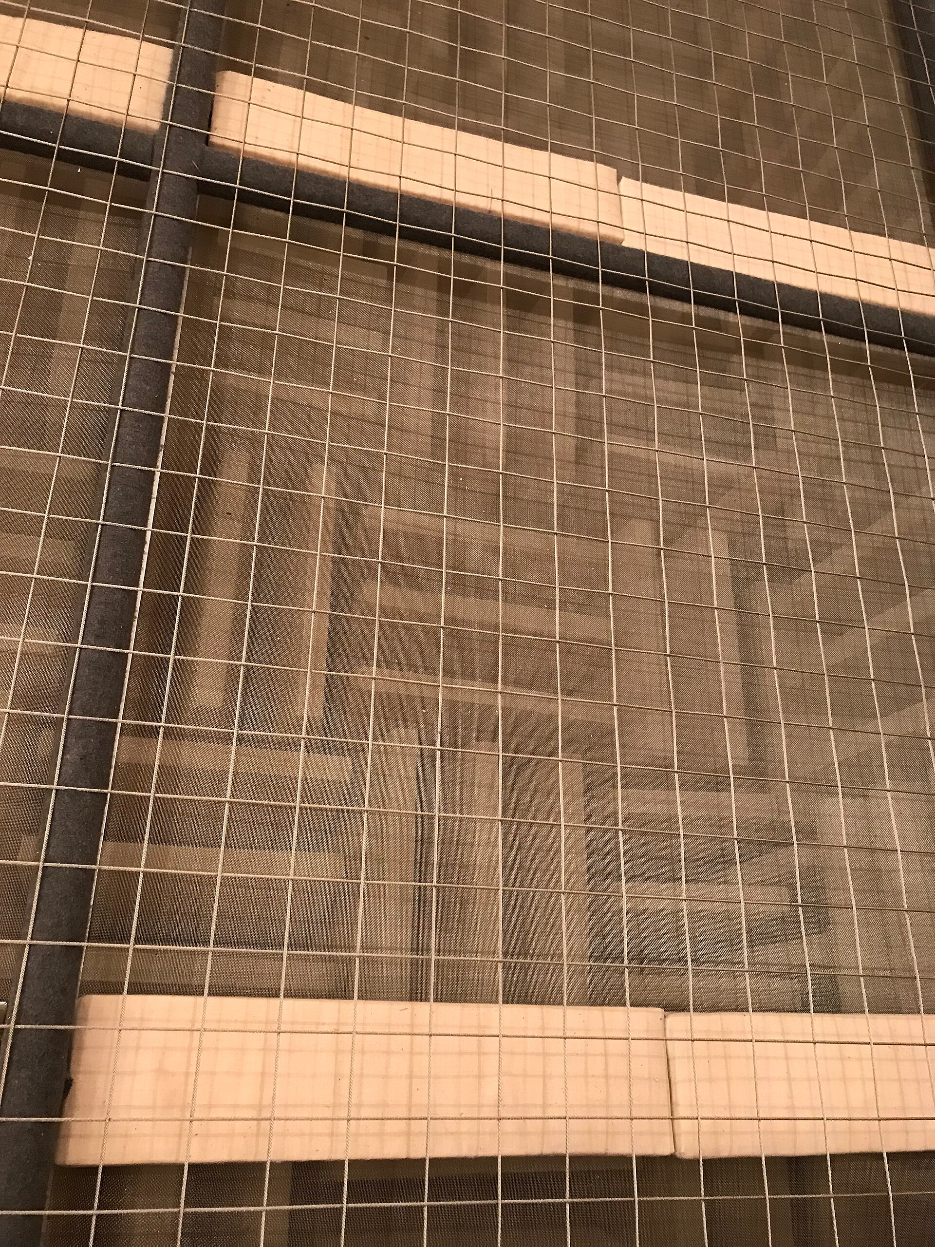 無響室の内部。金網の床の下と壁を吸音材が覆う（Photo: Togabi / CC BY-SA 4.0）