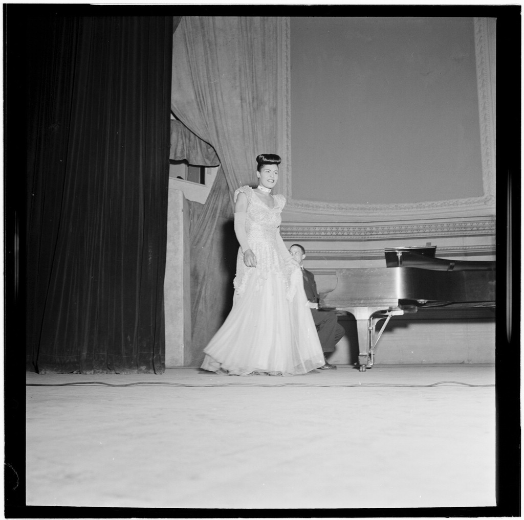 ニューヨークのカーネギー・ホールの舞台に立つビリー・ホリデイ(1946〜48年ごろ、Photo: William P. Gottlieb)
